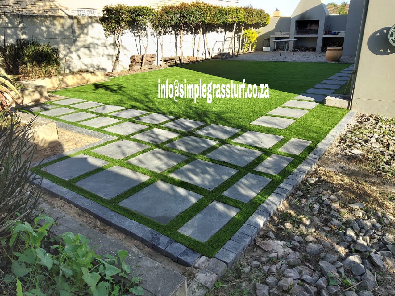 06gardenprojectsartificialgrasscobbleslabsafter02